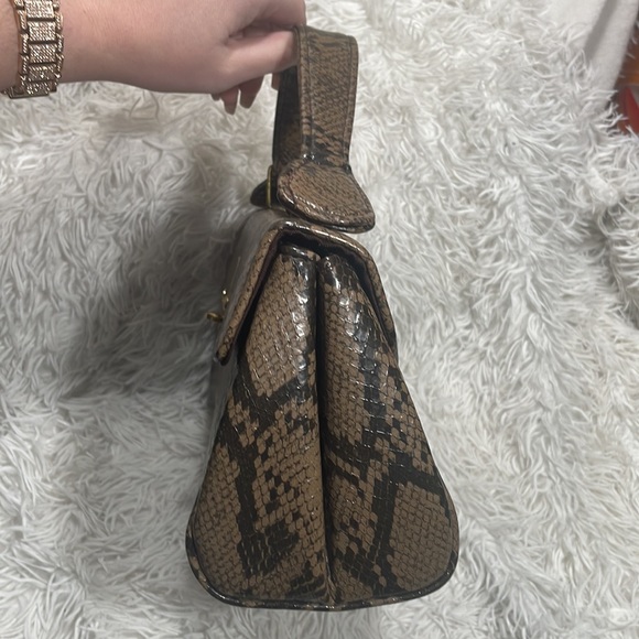 Vintage snake skin print handbag with twist lock closure. EUC - Picture 3 of 13